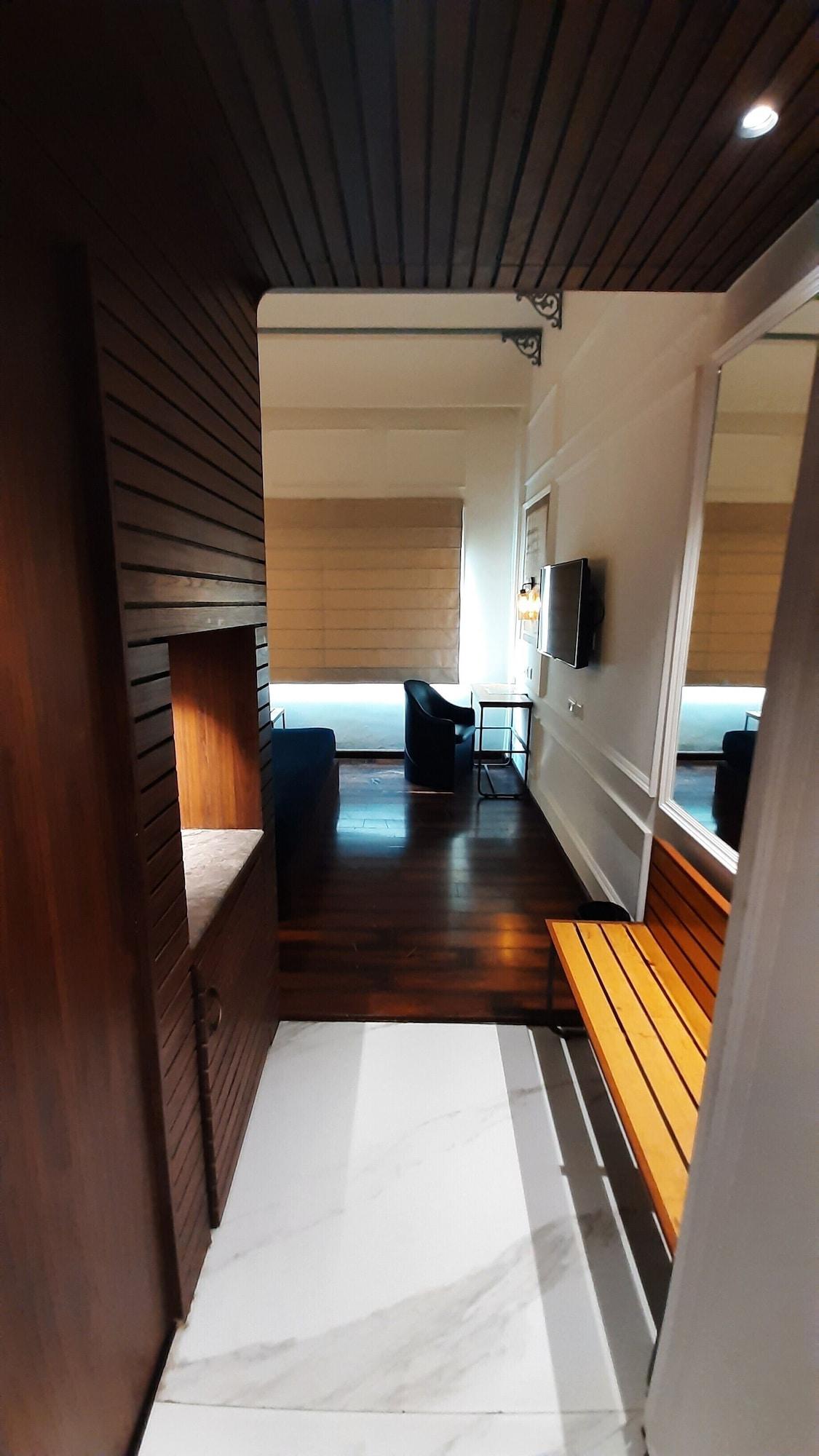 होटल Polo Floatel Kolkata
