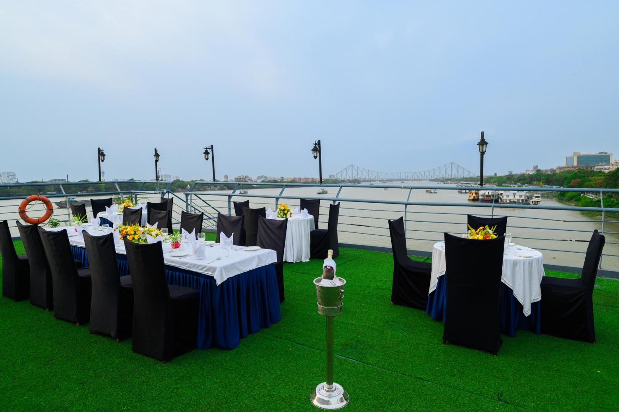 Polo Floatel Hotel